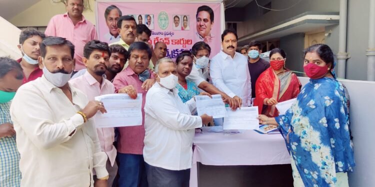 హఫీజ్ పేట్ లో అర్హులైన పేదలందరికీ రేషన్‌ కార్డుల పంపిణీ