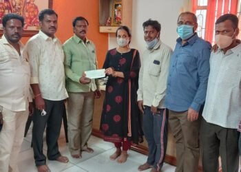 బోనాల పండుగకు ప్రభుత్వ చెక్కులను పంపిణీ చేసిన కార్పోరేటర్ కక్కిరేణి చేతన హరిష్