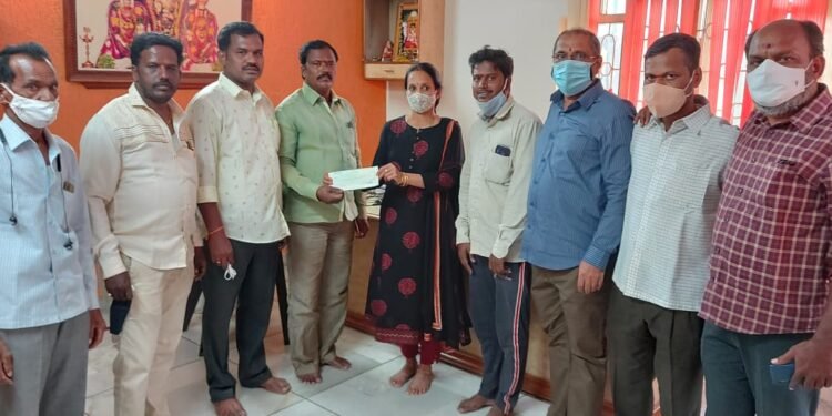 బోనాల పండుగకు ప్రభుత్వ చెక్కులను పంపిణీ చేసిన కార్పోరేటర్ కక్కిరేణి చేతన హరిష్
