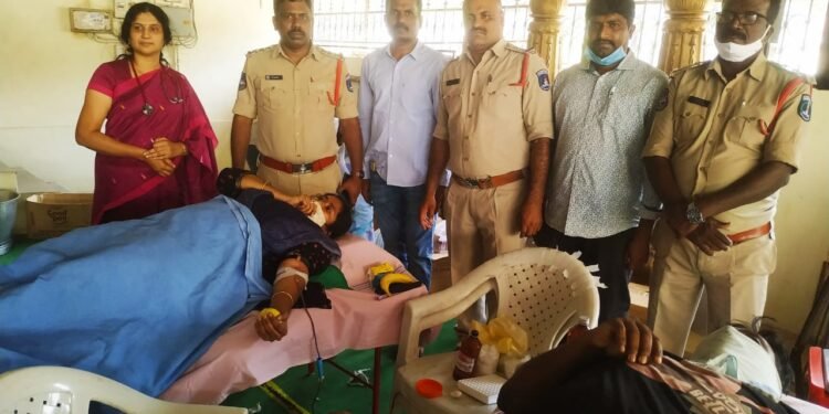 రక్తదానంపై అపోహలు వద్దు- సిఐ సైదులు