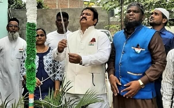 75 వ స్వాతంత్ర దినోత్సవ జాతీయ పతాకాన్ని ఆవిష్కరించిన షేక్ రహమతుల్లా
