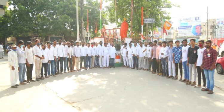 చిల్కనగర్ చౌరస్తాలో జాతీయజెండాను ఆవిష్కరించిన పిట్టల నరేష్