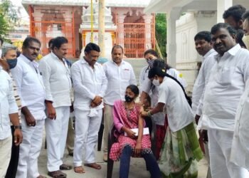ప్రతి ఒక్కరు వ్యాక్సిన్ విధిగా వేయించుకోవాలి