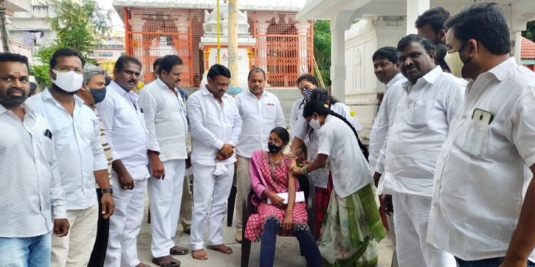 ప్రతి ఒక్కరు వ్యాక్సిన్ విధిగా వేయించుకోవాలి