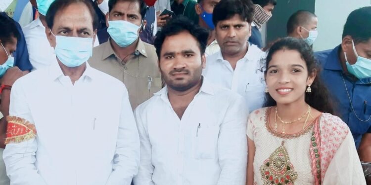 కేసీఆర్ ఆశీర్వాదం తీసుకున్న తెరాస నాయకులు రవి నాయక్.