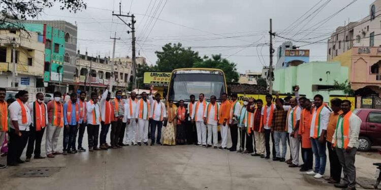 ప్రజా సంగ్రామ యాత్రకు భారీగా తరలిన చిల్కనగర్ బీజేపీ శ్రేణులు.