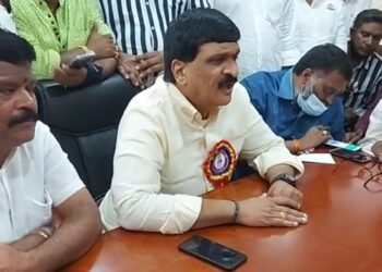 మైనంపల్లి తిట్ల పురాణం..బీర్ సీసాలతో కార్యకర్తల దాడి