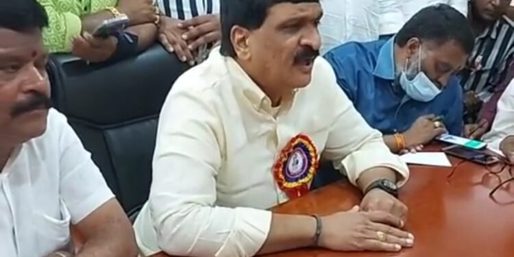 మైనంపల్లి తిట్ల పురాణం..బీర్ సీసాలతో కార్యకర్తల దాడి