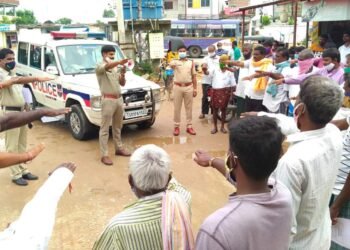 హెల్మెట్ లేకుండా బైక్, సిటు బెల్ట్ పెట్టకుండా కారు అస్సలు నడపొద్దు- ఎస్.ఐ. ఏమిరెడ్డి రాజశేఖర్ రెడ్డి