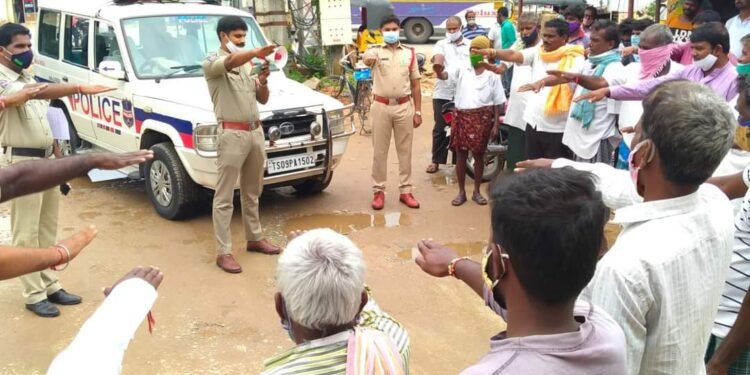 హెల్మెట్ లేకుండా బైక్, సిటు బెల్ట్ పెట్టకుండా కారు అస్సలు నడపొద్దు- ఎస్.ఐ. ఏమిరెడ్డి రాజశేఖర్ రెడ్డి