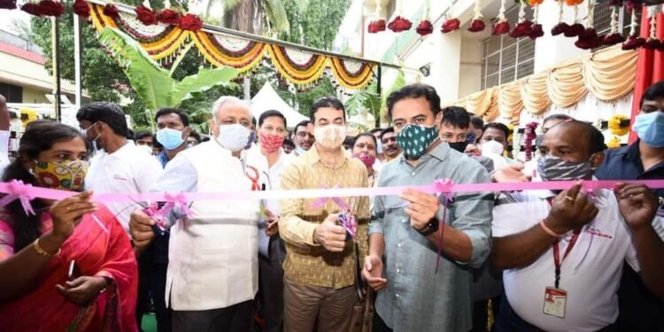 సెయింట్ థెరిసా హాస్పిటల్లో టెక్ మహీంద్ర వారి ఆక్సిజన్ ప్లాంట్ను ప్రారంభించిన కేటీఆర్