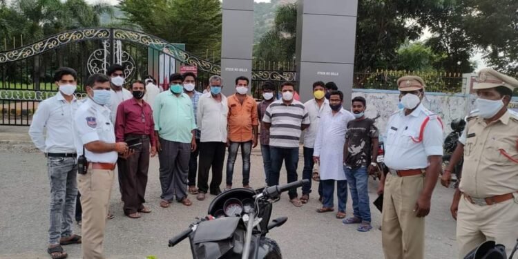 మద్యం సేవించి వాహనాలు నడిపితే జైలు శిక్ష తప్పదు -ట్రాఫిక్ సిఐ శ్రీనివాస్
