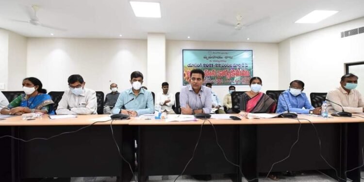 వచ్చే యాసంగీలో రైతులు వరికి బదులుగా ప్రత్యామ్నాయ పంటలు వెయ్యాలి-కేటీఆర్