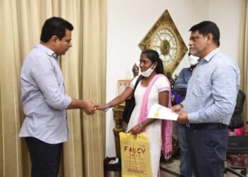 పీజీ చదివిన స్వీపర్ కి అసిస్టెంట్ ఎంట‌మాల‌జిస్ట్‌గా ఉద్యోగం ఇచ్చిన కేటీఆర్