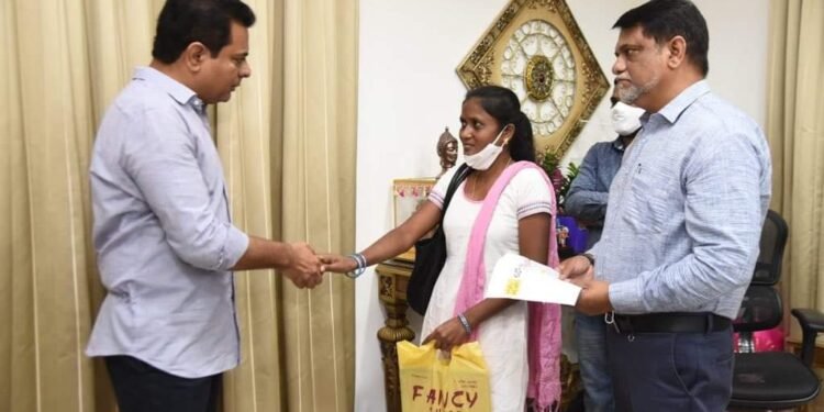 పీజీ చదివిన స్వీపర్ కి అసిస్టెంట్ ఎంట‌మాల‌జిస్ట్‌గా ఉద్యోగం ఇచ్చిన కేటీఆర్