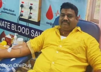 అత్యవసర సమయంలో రక్త దానం చేసి మానవత్వాన్ని చాటిన రాయపోల్ కానిస్టేబుల్ చంద్రశేఖర్