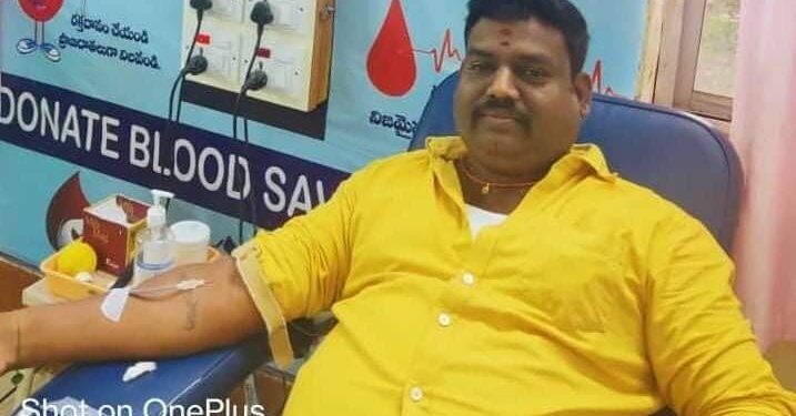 అత్యవసర సమయంలో రక్త దానం చేసి మానవత్వాన్ని చాటిన రాయపోల్ కానిస్టేబుల్ చంద్రశేఖర్