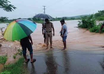 విస్తారంగా కురుస్తున్న వర్షాలతో కమ్మం పోలీస్ యంత్రాంగం అప్ర‌మ‌త్తం