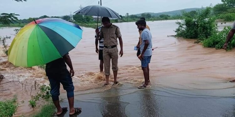 విస్తారంగా కురుస్తున్న వర్షాలతో కమ్మం పోలీస్ యంత్రాంగం అప్రమత్తం