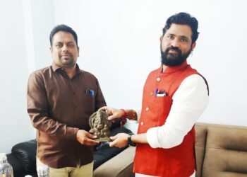 మట్టి గణేషులు పంపిణీ చేస్తూ, అందరికి ఆదర్శంగా నిలుస్తున్న బీసీ దళ్ అధ్యక్షుడు