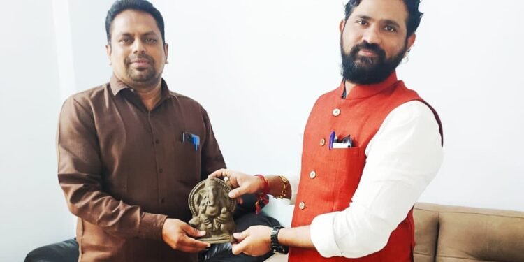 మట్టి గణేషులు పంపిణీ చేస్తూ, అందరికి ఆదర్శంగా నిలుస్తున్న బీసీ దళ్ అధ్యక్షుడు