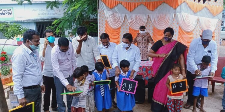 ప్రభుత్వ పాఠశాలకు జర్మనీయుల సహాయం