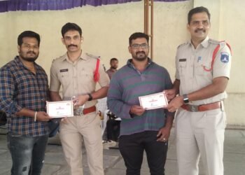 రక్త దానం చేసి ప్రాణ దాతలు అవ్వండి-మాదాపూర్ CI రవీంద్ర ప్రసాద్
