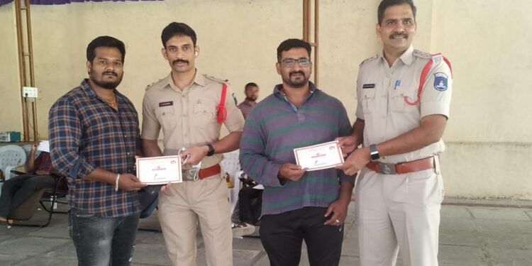 రక్త దానం చేసి ప్రాణ దాతలు అవ్వండి-మాదాపూర్ CI రవీంద్ర ప్రసాద్