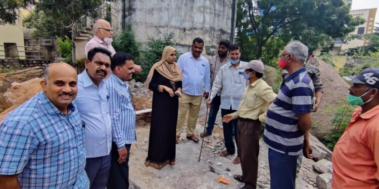 సీనియర్ సిటిజెన్ కమ్యూనిటీ హాల్ జరుగుతున్న నిర్మాణ పనులను పర్యవేక్షించిన కార్పొరేటర్ సబిహా గౌసుద్దీన్