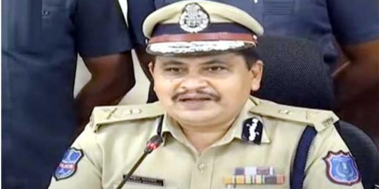 మావోయిస్టుల పేరిట బెదిరింపులకు పాల్పడుతున్న మాజీ మావోయిస్టుల ముఠాను పోలీసులు అరెస్టు