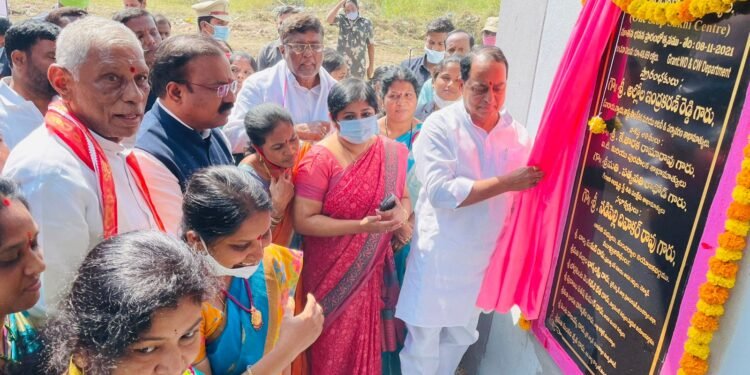 మంచిర్యాలలో 58 లక్షల వ్యయంతో సఖి భవనాన్ని ప్రారంభించిన మంత్రి ఇంద్రకరణ్ రెడ్డి