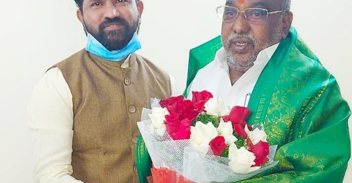 ఎమ్మెల్యే జోగు రామన్నను కలిసిన బీసీ దళ్ అధ్యక్షుడు దుండ్ర కుమారస్వామి