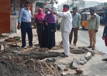 నిర్మిస్తున్న భూగర్భ డ్రైనేజీ మ్యాన్ హోల్ పనులను పర్యవేక్షించిన కార్పొరేటర్ సభియా గౌసుద్ధిన్..