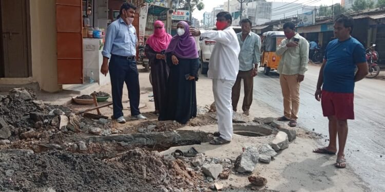 నిర్మిస్తున్న భూగర్భ డ్రైనేజీ మ్యాన్ హోల్ పనులను పర్యవేక్షించిన కార్పొరేటర్ సభియా గౌసుద్ధిన్..