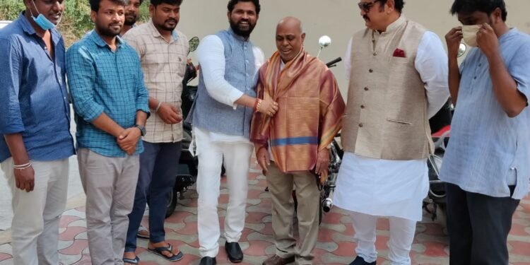 హైదరాబాద్ సెంట్రల్యూనివర్సిటీ లో ఆలిండియా ఫెడరేషన్ ఆఫ్ బ్యాక్వర్డ్ క్లాసెస్ జనరల్ సెక్రటరీ కరుణానిధిని కలిసిన బీసీ దల్ అధ్యక్షుడు