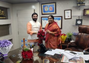 Hmtv సీఈఓగా నియమితులైన లక్ష్మి రావు గారికి మర్యాదపూర్వకంగా కలిసి శుభాకాంక్షలు తెలిపిన,బీసీ దళ్ జాతీయ అధ్యక్షుడు దుండ్రా కుమారస్వమి.