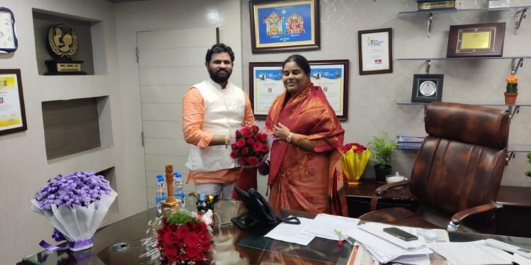 Hmtv సీఈఓగా నియమితులైన లక్ష్మి రావు గారికి మర్యాదపూర్వకంగా కలిసి శుభాకాంక్షలు తెలిపిన,బీసీ దళ్ జాతీయ అధ్యక్షుడు దుండ్రా కుమారస్వమి.