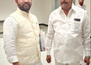 షాద్ నగర్ ఎమ్మెల్యే అంజయ్య యాదవ్ మరియు పార్లమెంటు సభ్యులు బడుగుల లింగయ్య యాదవ్ మర్యాదపూర్వకంగా కలిసిన జాతీయ బీసీ దల్ అధ్యక్షుడు కుమారస్వామి.