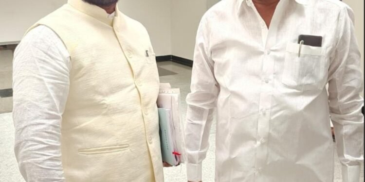 షాద్ నగర్ ఎమ్మెల్యే అంజయ్య యాదవ్ మరియు పార్లమెంటు సభ్యులు బడుగుల లింగయ్య యాదవ్ మర్యాదపూర్వకంగా కలిసిన జాతీయ బీసీ దల్ అధ్యక్షుడు కుమారస్వామి.
