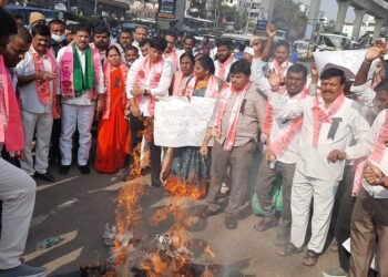 కేంద్ర ప్రభుత్వం తెలంగాణ రైతులు పట్ల వ్యవహరిస్తున్న తీరుకు నిరసనగా తెరాస పార్టీ రాష్ట్ర వ్యాప్తంగా నిరసన కూకట్పల్లి ఎమ్మెల్యే.. మాధవరం కృష్ణారావు
