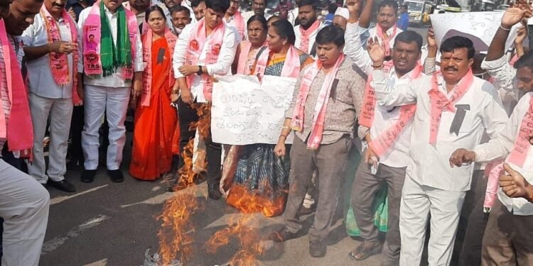 కేంద్ర ప్రభుత్వం తెలంగాణ రైతులు పట్ల వ్యవహరిస్తున్న తీరుకు నిరసనగా తెరాస పార్టీ రాష్ట్ర వ్యాప్తంగా నిరసన కూకట్పల్లి ఎమ్మెల్యే.. మాధవరం కృష్ణారావు