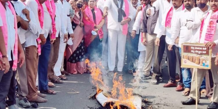 కేంద్ర ప్రభుత్వం తెలంగాణ రైతుల పట్ల నిర్ణయలుపై నిరసన ప్రభుత్వ విప్ ..అరికపుడి గాంధీ