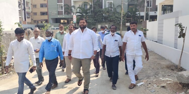 కాలనీలో పర్యటించినా బిజెపి మేడ్చల్ అర్బన్ జిల్లా కార్యదర్శి చెరుకుపల్లి భరత్ సింహా రెడ్డి