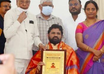 జస్టిస్ వామన్ రావు మాజీ హై కోర్ట్ జడ్జి చేతులా మీదగా డాక్టర్ సివి రామన్ మెమోరియల్ అవార్డు అందుకున్న దుండ్ర కుమారస్వామి