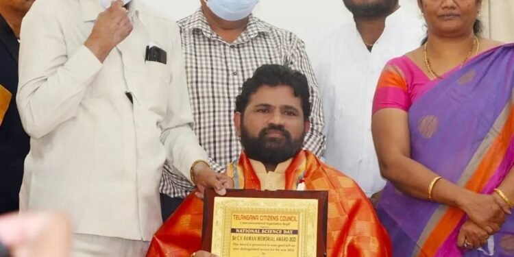 జస్టిస్ వామన్ రావు మాజీ హై కోర్ట్ జడ్జి చేతులా మీదగా డాక్టర్ సివి రామన్ మెమోరియల్ అవార్డు అందుకున్న దుండ్ర కుమారస్వామి