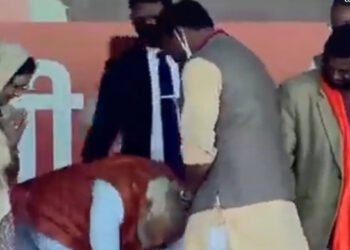 నేనే మీకు మొక్కాలి మీరు కాదు అంటూ జిల్లా అధ్యక్షునికి పాదాభివందనం చేసిన ప్రధానమంత్రి