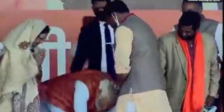 నేనే మీకు మొక్కాలి మీరు కాదు అంటూ జిల్లా అధ్యక్షునికి పాదాభివందనం చేసిన ప్రధానమంత్రి