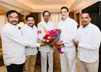 బెంగళూర్‌లో ముఖ్యమంత్రి కేసీఆర్‌ను కలిసిన తెలంగాణ రాష్ట్ర బి.సి. కమిషన్‌ చైర్మన్‌, సభ్యులు
