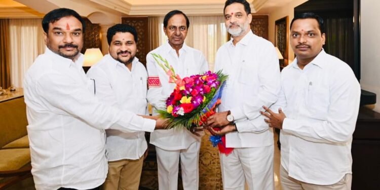 బెంగళూర్లో ముఖ్యమంత్రి కేసీఆర్ను కలిసిన తెలంగాణ రాష్ట్ర బి.సి. కమిషన్ చైర్మన్, సభ్యులు