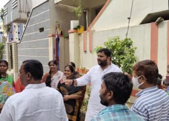 స్థానిక సమస్యలను తెలుసుకుంటున్న- కార్పొరేటర్ తార చంద్రారెడ్డి